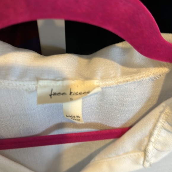 Free Kisses white short sleeve elastic waistband top size S - Picture 2 of 3